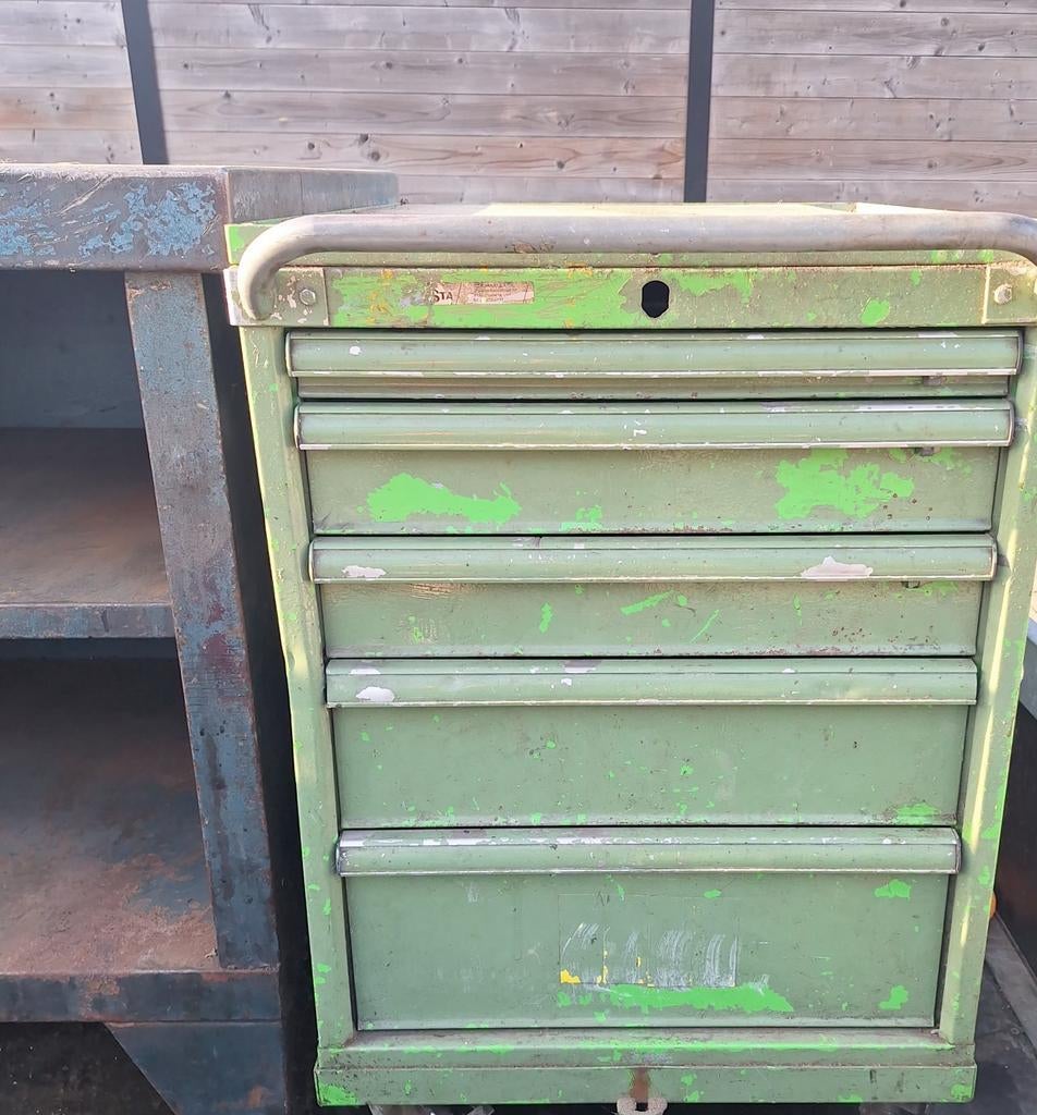 Metalen gereedschapskist kan rollen, Enlèvement