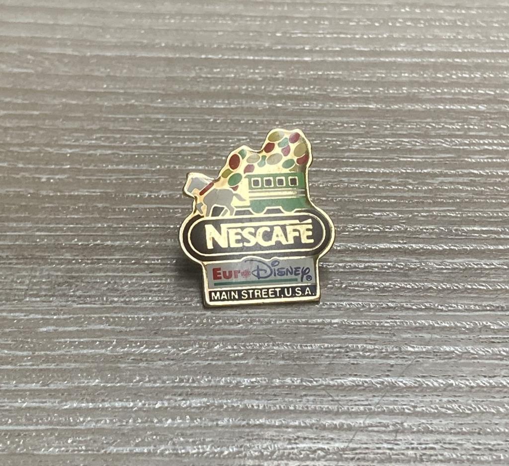 PIN - EURO DISNEY - MAIN STREET USA - NESCAFE, Envoi, Utilisé, Autres sujets/thèmes, Insigne ou Pin's