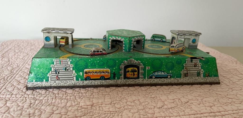 Circuit automobile mécanique en tôle, Enlèvement ou Envoi