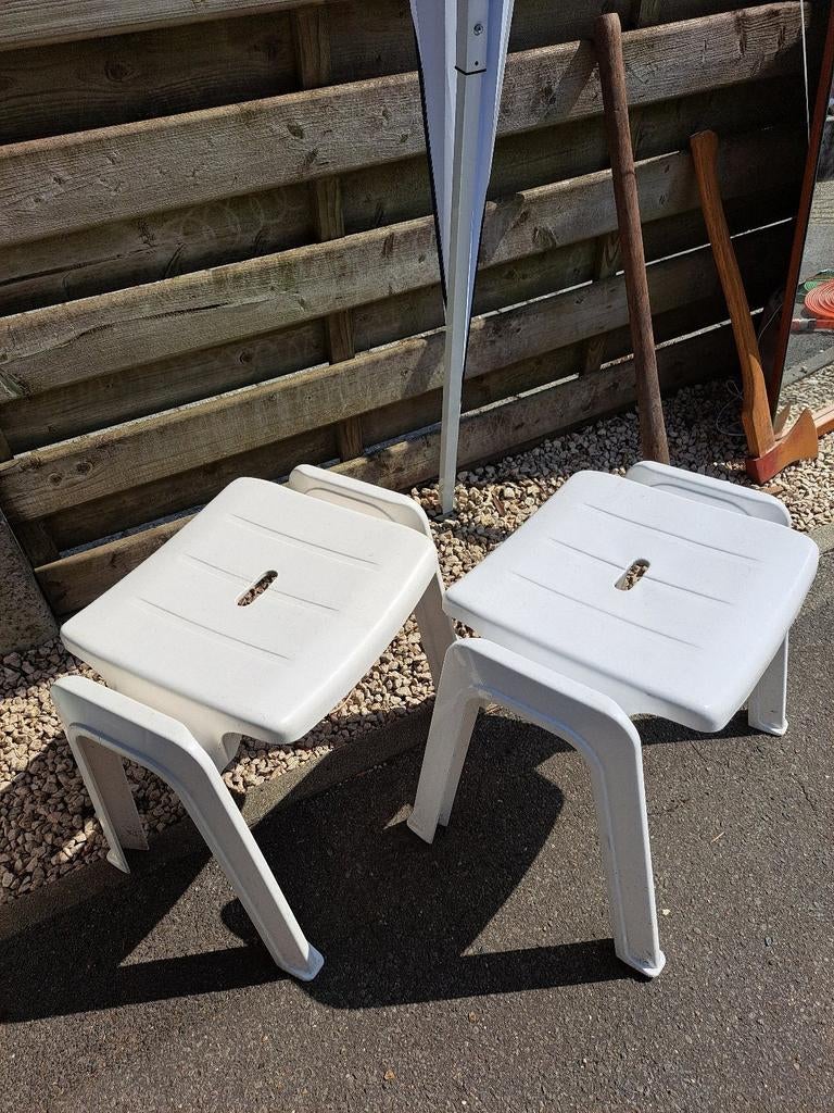Twee witte voetbankjes,Nieuwstaat., Tuin en Terras, Tuinstoelen, Zo goed als nieuw, Kunststof, Stapelbaar, Ophalen