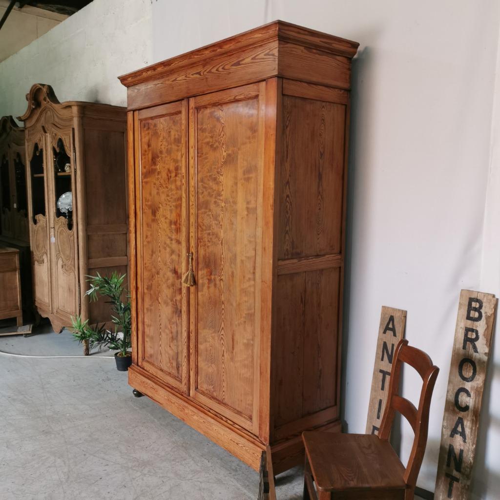 Hoge landelijke antieke kleerkast in pitchpine H 223 B 159, Ophalen