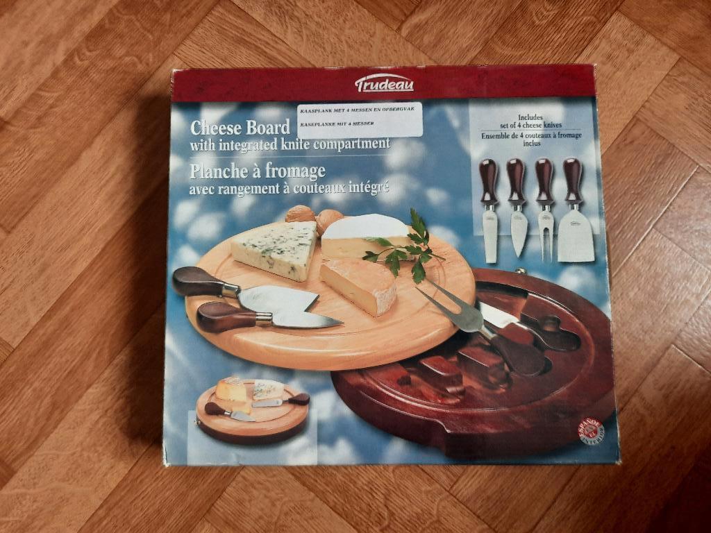 nieuw zeer mooi luxe set nog in doos kaasplank, messen enz., Ophalen of Verzenden, Nieuw