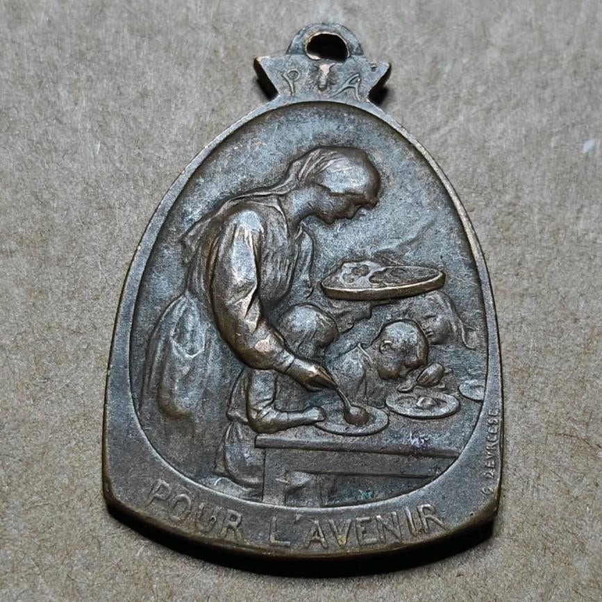 PENDENTIF EN FORME DE MÉDAILLE D'ART ANTIQUE AVEC DÉCOR DE R, Enlèvement ou Envoi, Bronze