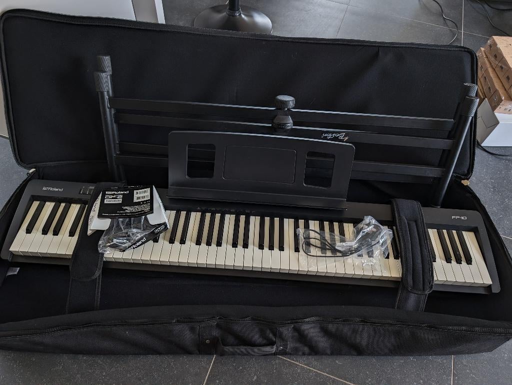 Piano Roland Fp10 + accesoires complet, Muziek en Instrumenten, Piano's, Ophalen, Zo goed als nieuw, Zwart, Piano