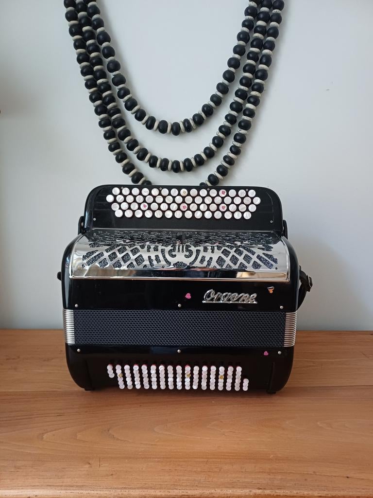 Organe noir neuf. 7 kgs. Do1. Basses belges., Musique & Instruments, Accordéons, Enlèvement, 96 basses, Avec bretelles
