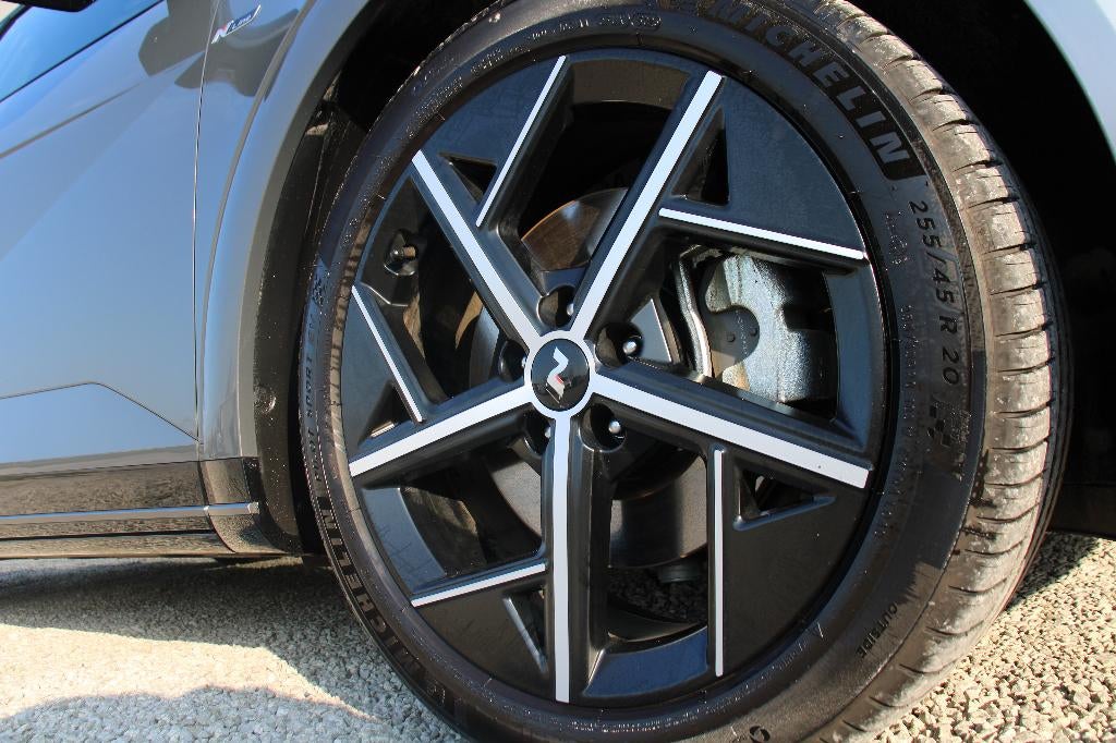 HYUNDAI IONIQ 5 CORE PLUS N-LINE 84 KWH - RWD *DEMO*500KM AR, Auto's, Hyundai, Zwart, IONIQ 5, Leder en Stof, Break