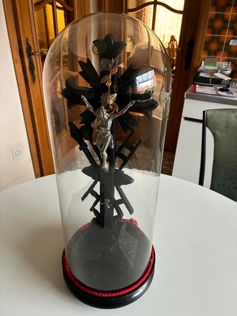 Houten Kruisbeeld (tin) onder stolp incl voet (45cm), Huis en Inrichting, Woonaccessoires | Stolpen, Ophalen, Zo goed als nieuw