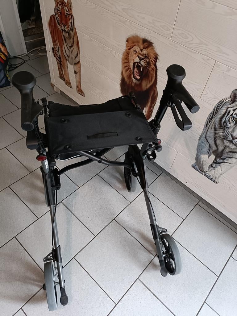 Tribune déambulateur pliable 4roues,assise toute NEUVE, Ophalen, Opvouwbaar