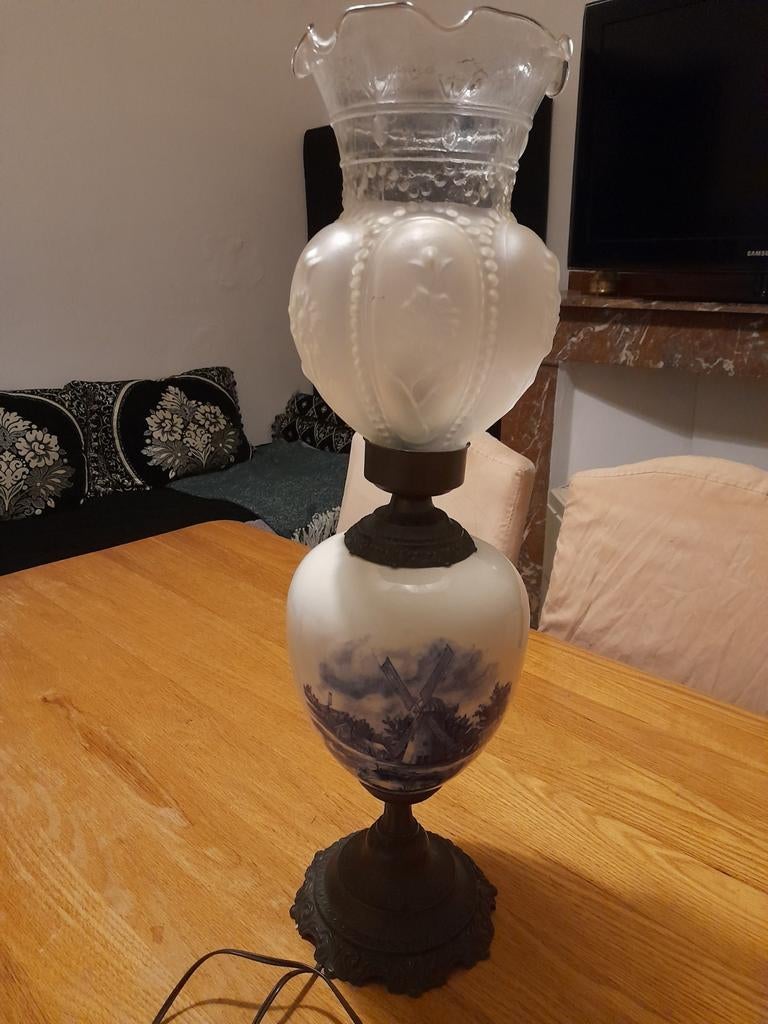 Vintage decoratieve tafellamp in klassieke stijl., Ophalen