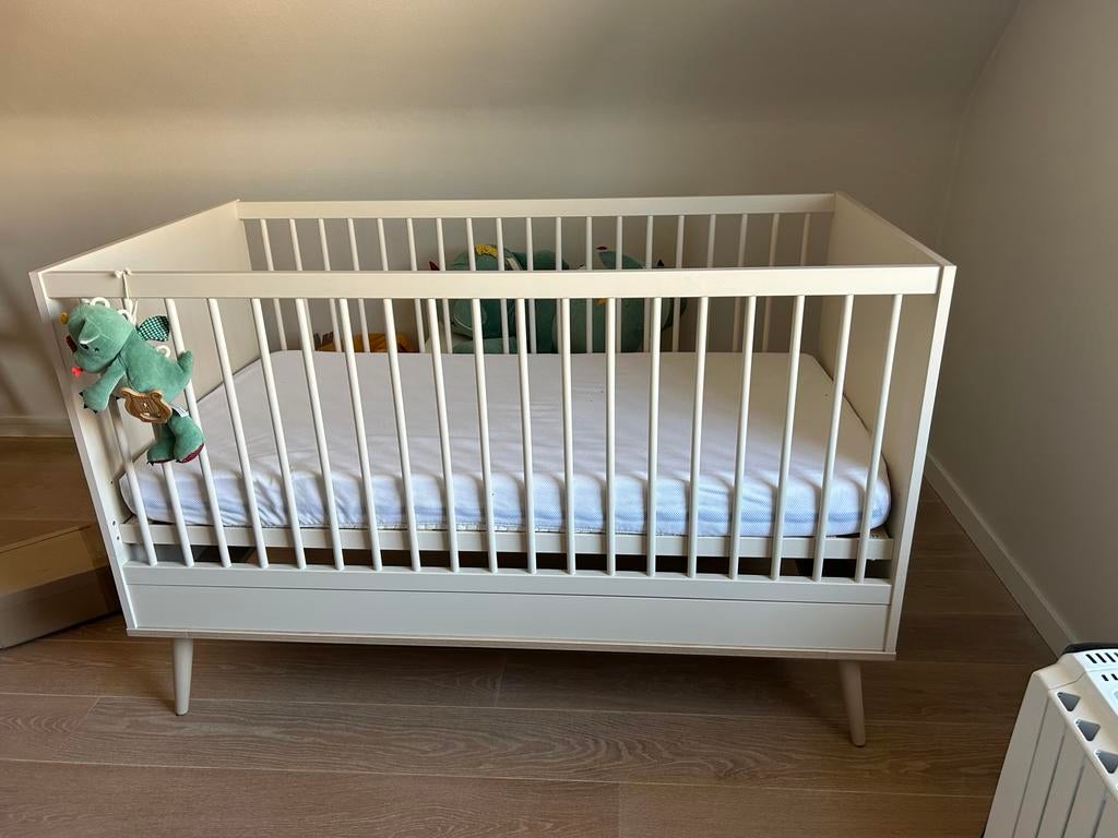 Babybed van Quax 120 x 90cm + matras van aerosleep, Ophalen, Matras