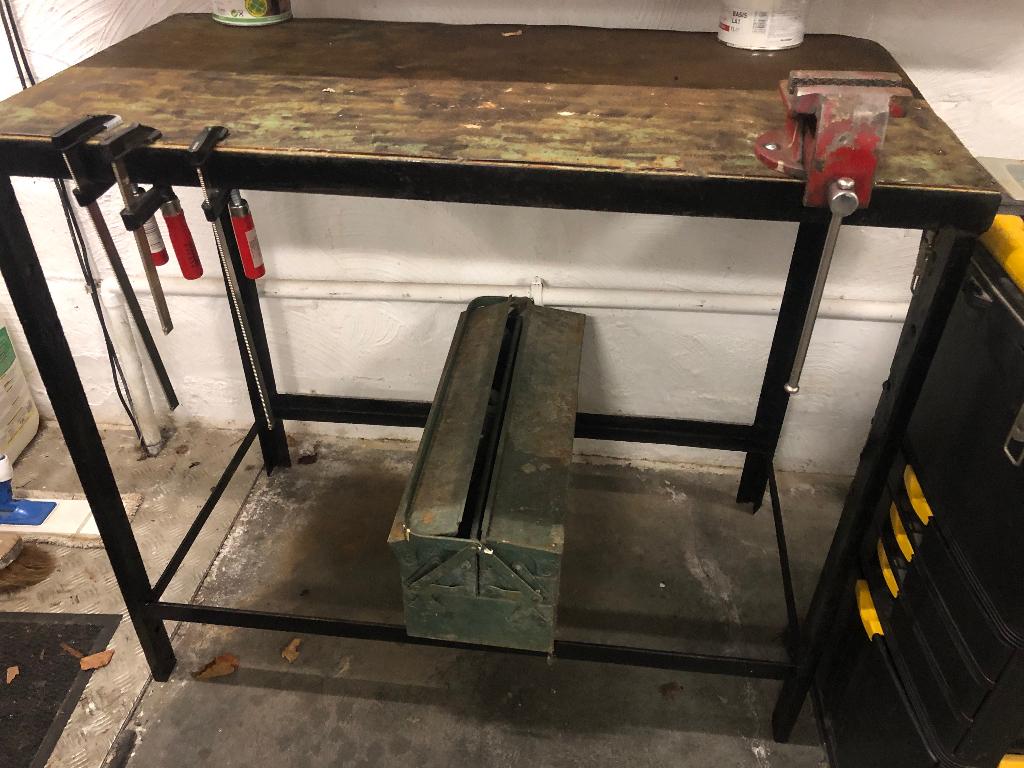 Oude industriële Werktafel met bankschroef, Enlèvement, Utilisé, Étau