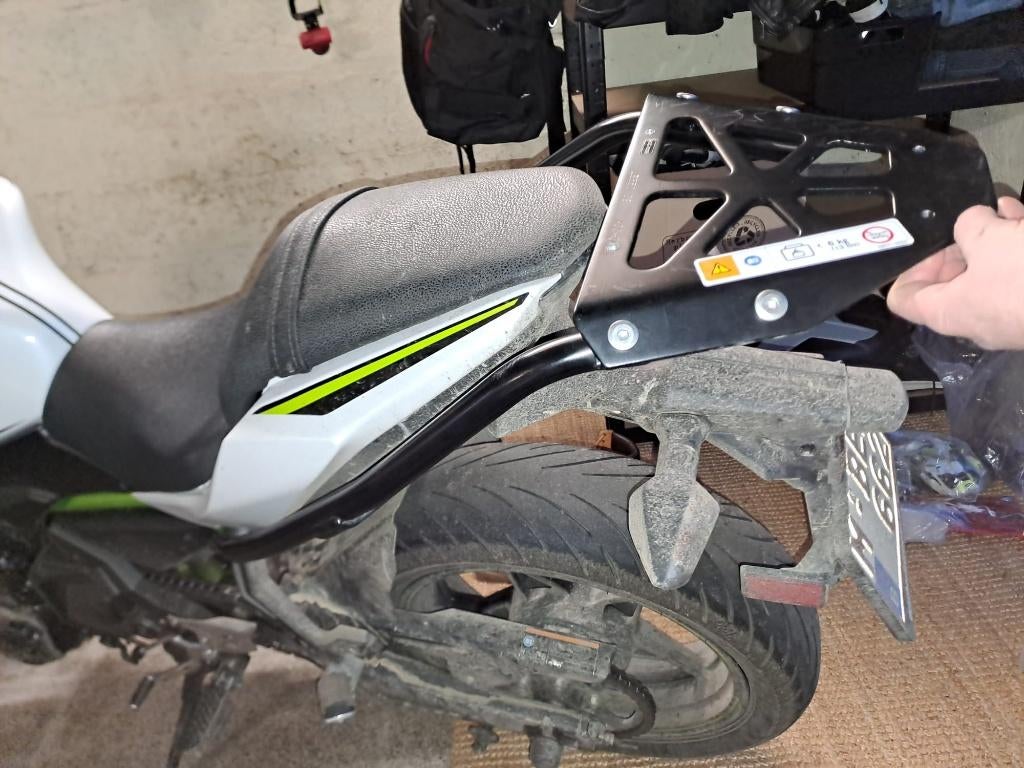 Support de top case d'origine Kawasaki Z650, Enlèvement, Utilisé