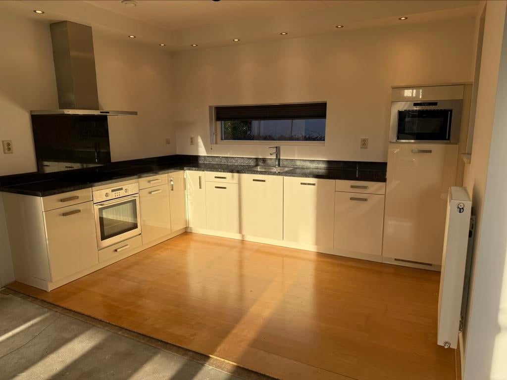 Coin cuisine soigné + granit + électroménagers + DÉMONTÉ