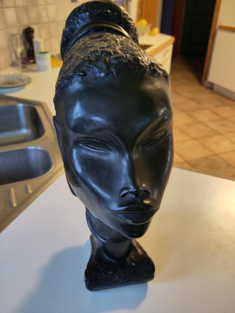 Sculpture tête africaine, Enlèvement