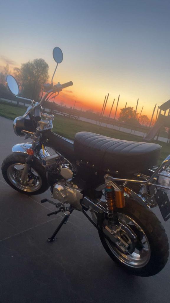 Zhenhua Dax special model 50cc te koop, Fietsen en Brommers, Ophalen, Zhenhua, Klasse B (45 km/u), Zo goed als nieuw