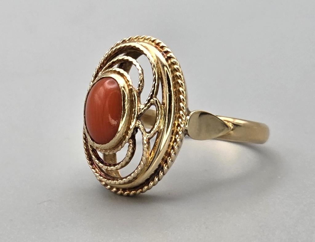 Gouden antieke ring met bloedkoraal. 206/83., Handtassen en Accessoires, Antieke sieraden, Ophalen of Verzenden, Goud, Ring, Met edelsteen