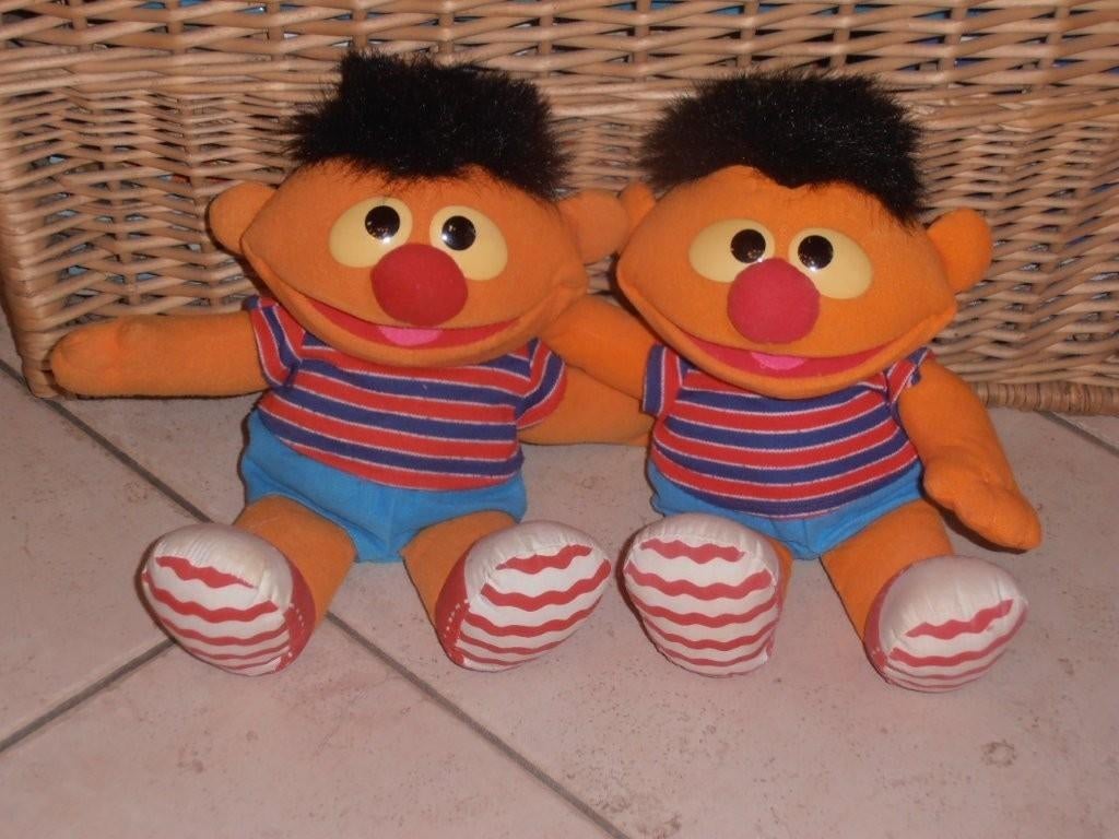 Ernie Sesamstraat  2 stuks, Kinderen en Baby's, Speelgoed | Knuffels en Pluche, Ophalen, Zo goed als nieuw