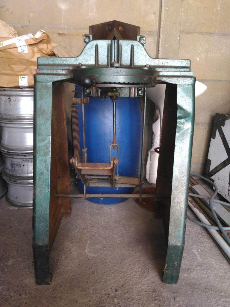 Oude plooi/snijtafel?, Enlèvement