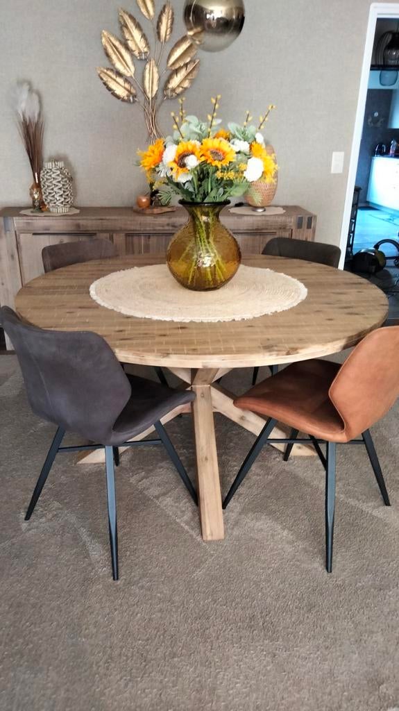 Ronde tafel ( vol hout ) diameter 1.40 . 4 gekleurde stoelen, Huis en Inrichting, Tafels | Eettafels, Ophalen