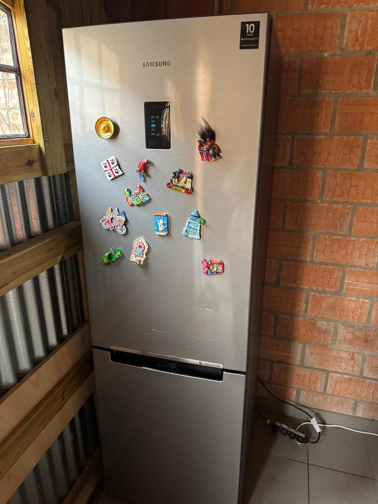 Koelkast met diepvries, Elektronische apparatuur, Koelkasten en IJskasten, Ophalen, 150 tot 200 liter, Zo goed als nieuw, 140 tot 160 cm