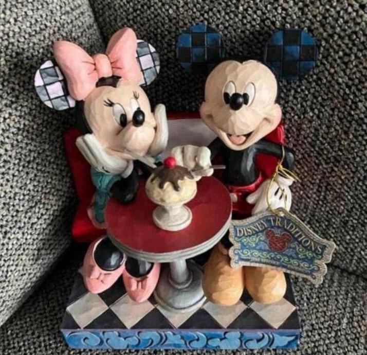 Disney traditions Mickey en minnie figurine by jim shore, Verzamelen, Disney, Ophalen, Mickey Mouse, Zo goed als nieuw, Beeldje of Figuurtje