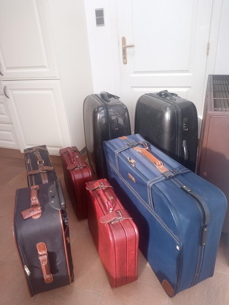 Deze set bestaat uit 5 diverse koffers. Ideaal voor al uw ,, Handtassen en Accessoires, Koffers, Ophalen