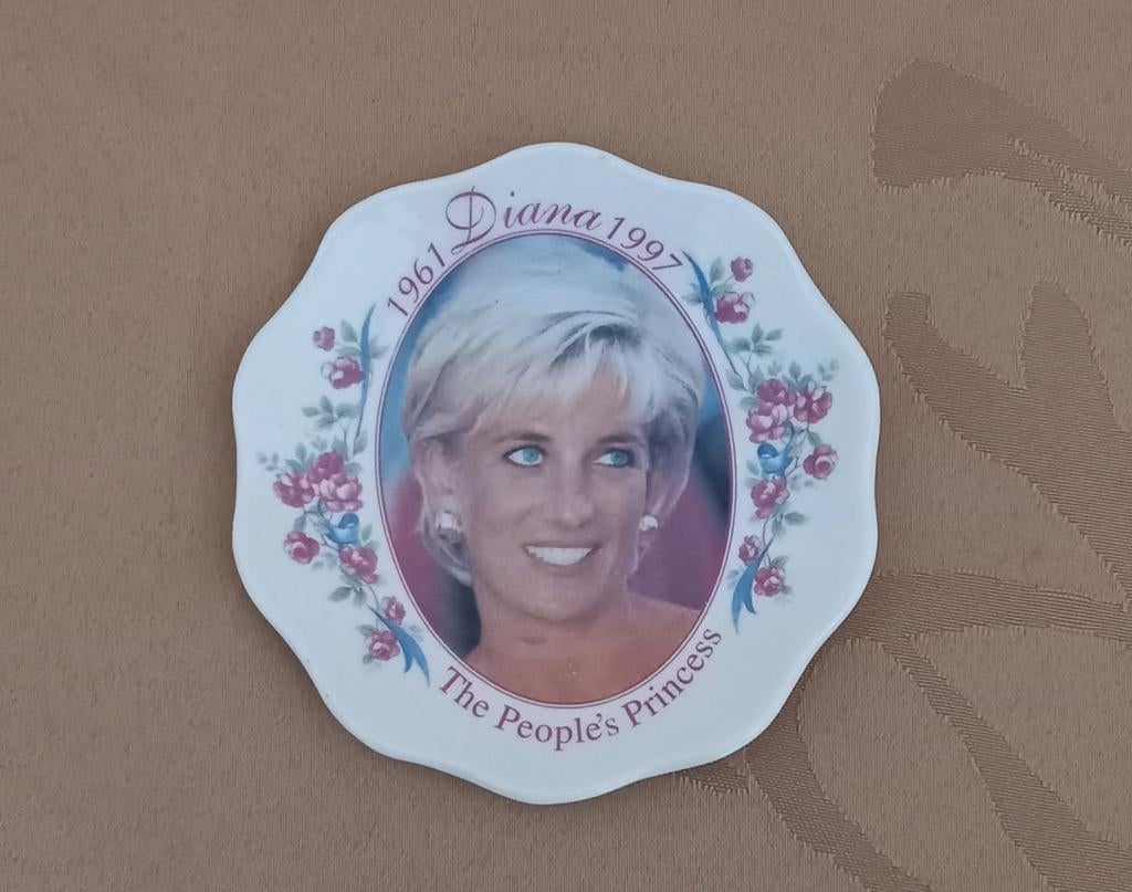 Gratis: miniatuur gedenk bordtje Princess of Wales., Verzamelen, Koningshuis en Royalty, Ophalen, Zo goed als nieuw, Overige typen