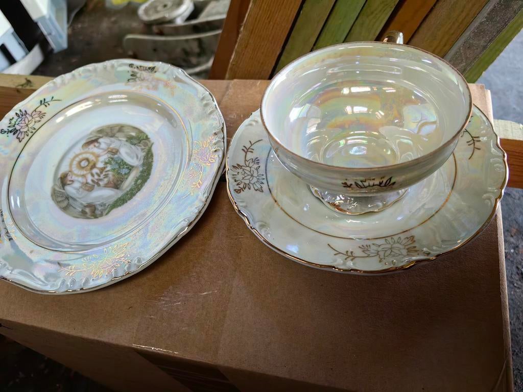 Une assiette, une tasse et une sous tasse ancienne, Antiquités & Art