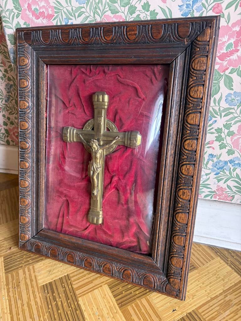 Kruisbeeld in kader gebogen glas, Ophalen