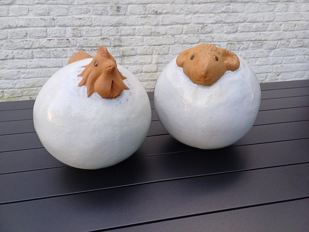 Tuinbeelden kip en ram in keramiek voor binnen of buiten, Ophalen, Zo goed als nieuw, Overige materialen, Dierenbeeld