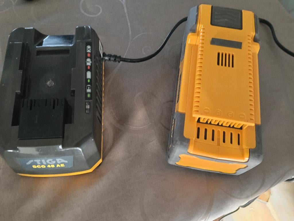 Batterie et chargeur pour tondeuse électrique 48 Volts Stiga, Jardin & Terrasse, Tondeuses à gazon sur batterie, STIGA, Tondeuse rotative