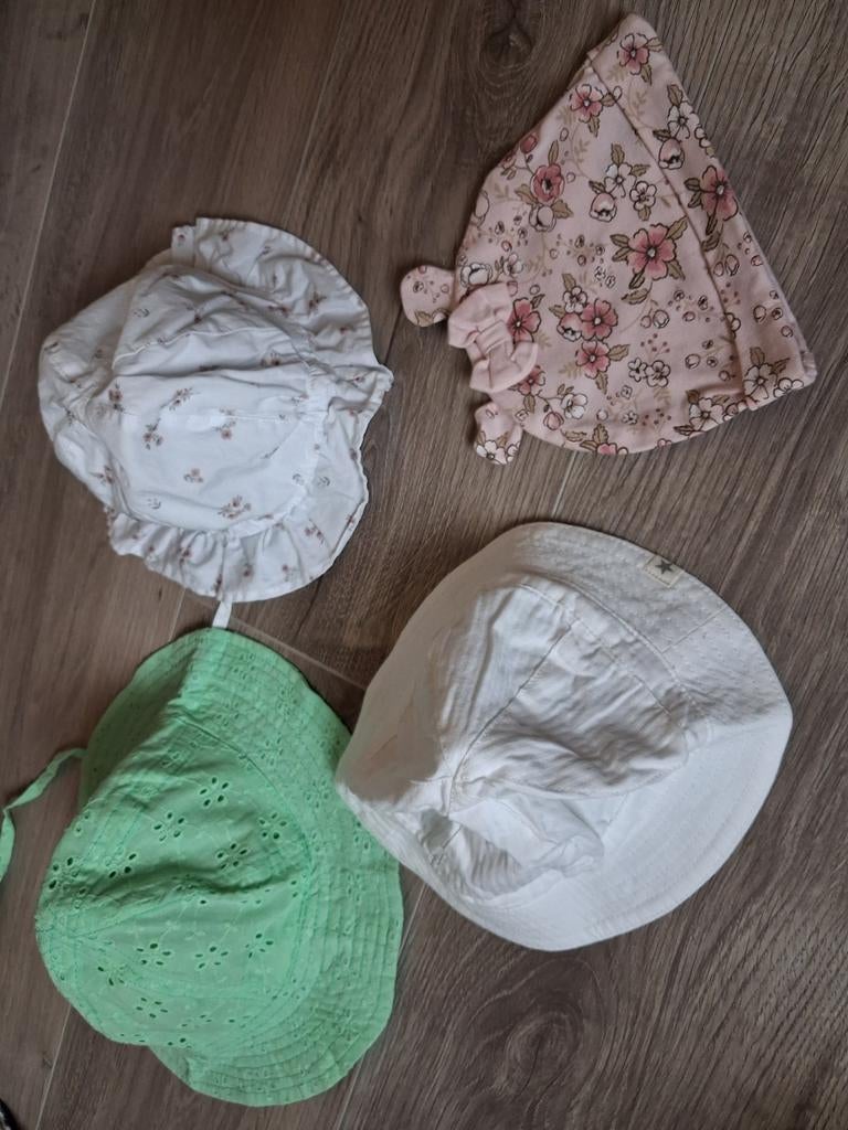 Mutsje en 3 zonnehoedjes baby, Kinderen en Baby's, Ophalen