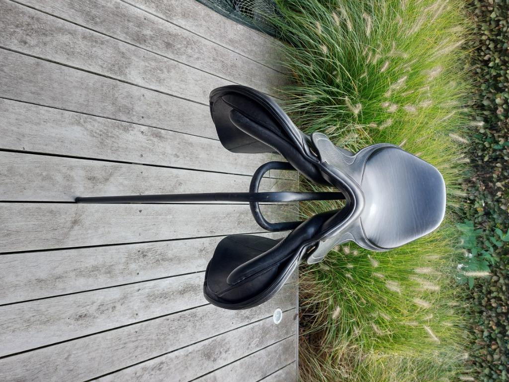 Zwart lederen  springzadel Eric Thomas 17,5 inch te koop, Dieren en Toebehoren, Ophalen, Zo goed als nieuw, Springen