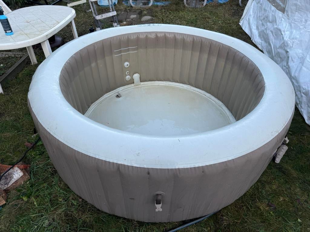 Intex jacuzzi heel compleet incl zitjes  en meer, Tuin en Terras, Bubbelbaden en Hottubs, Zo goed als nieuw, Filter, Ophalen