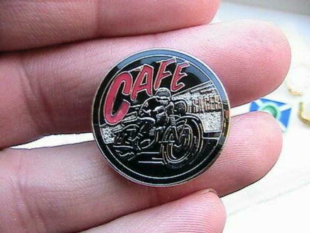 Broche métallique pour moto Café Racer - 25 mm, Enlèvement ou Envoi, Neuf, Insigne ou Pin's