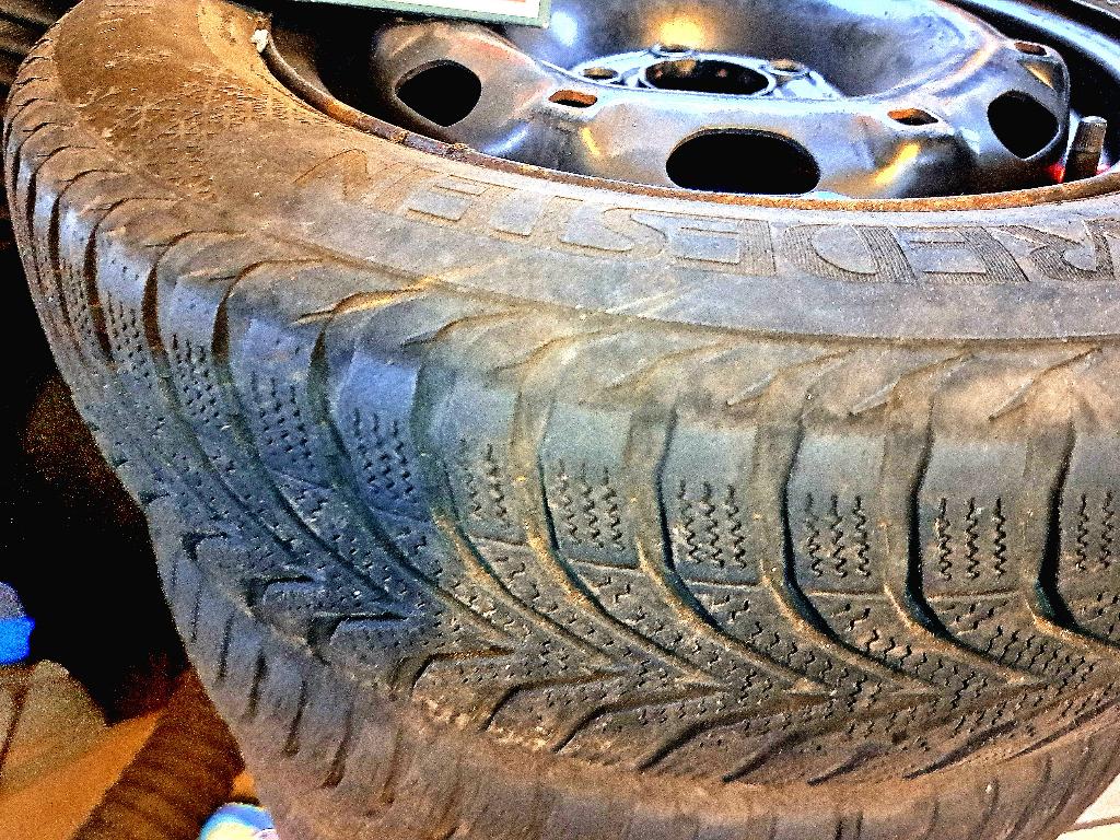 Pneus neige (4) montés pour VW Polo, Autos : Pièces & Accessoires, Pneus & Jantes, 14 pouces, Pneus hiver, Véhicule de tourisme