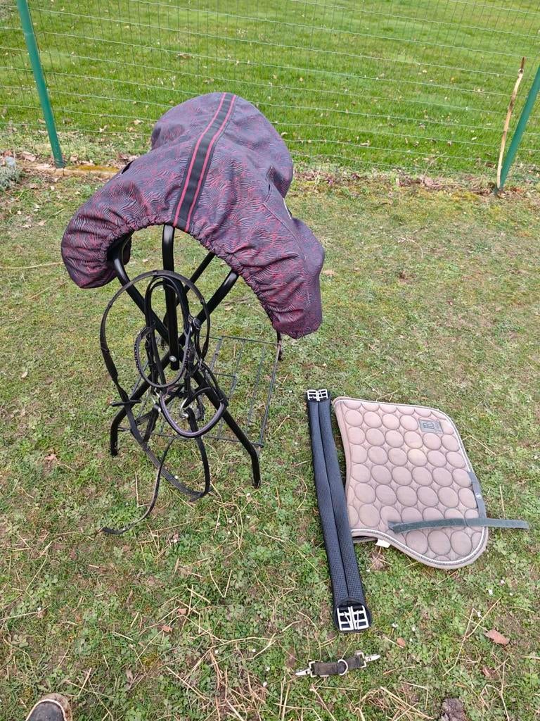 Norton veelzijdigheid zadel met toebehoren, Dieren en Toebehoren, Ophalen, Dekje