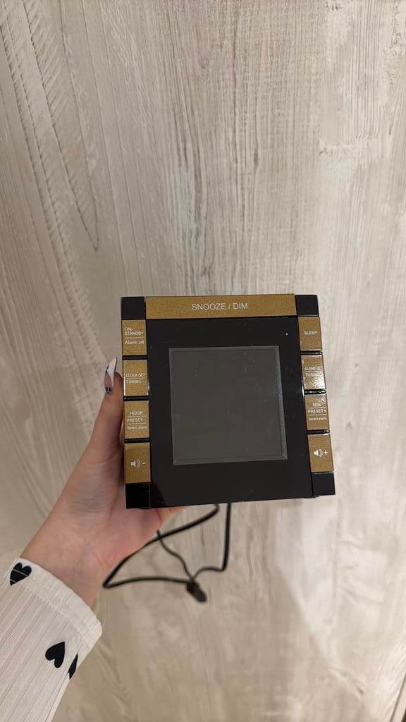 Reveil rétroprojecteur d’heure et radio intégrée, Envoi, Comme neuf, Digital