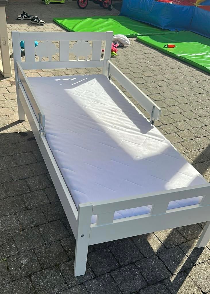 Bed met lattenbodem en matras. 70x160 cm Ophalen in Beverlo, Ophalen, Zo goed als nieuw