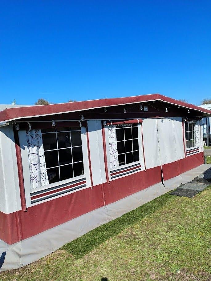 Caravan met vaste voortent op staanplaats en aanhangwagen!, Caravanes & Camping, Caravanes, Particulier, jusqu'à 5, 1000 - 1250 kg