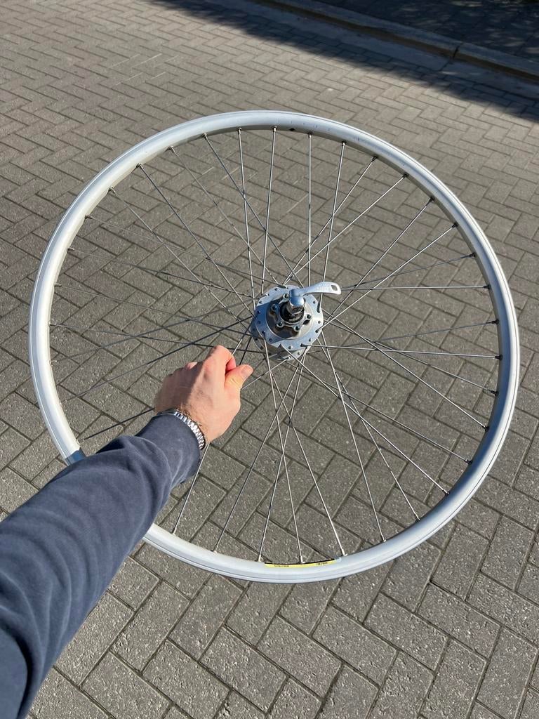 Roue avant de vélo de ville avec moyeu dynamo, Enlèvement