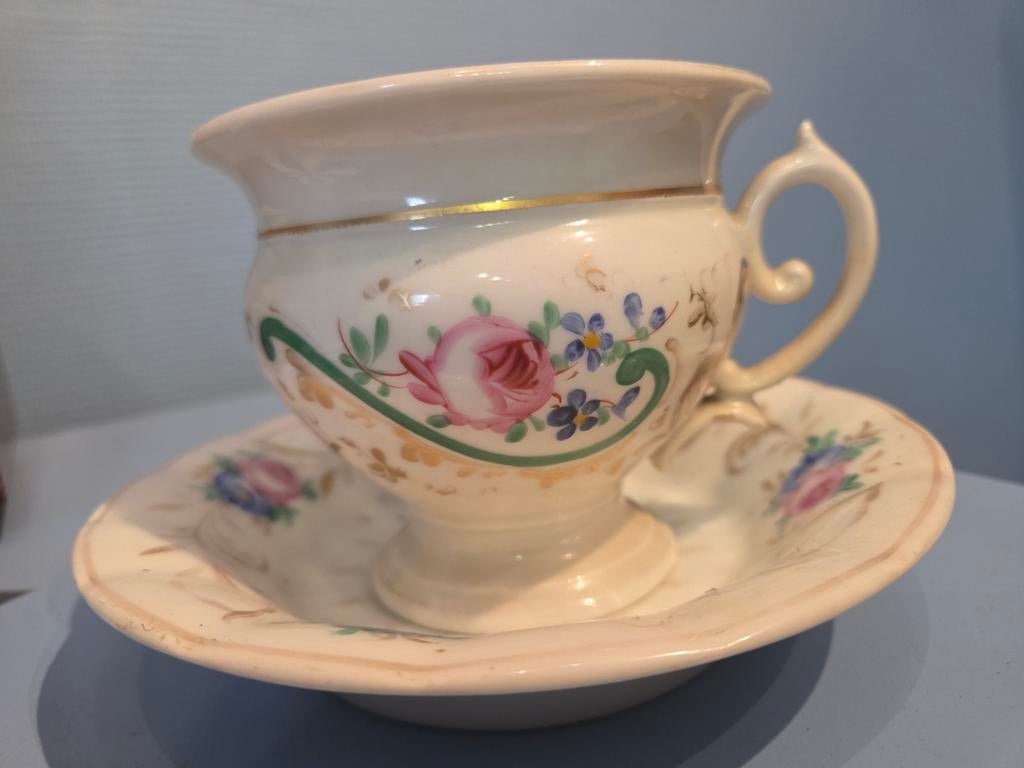 Grote kop met onderschotel in Oud Brussels porselein., Ophalen