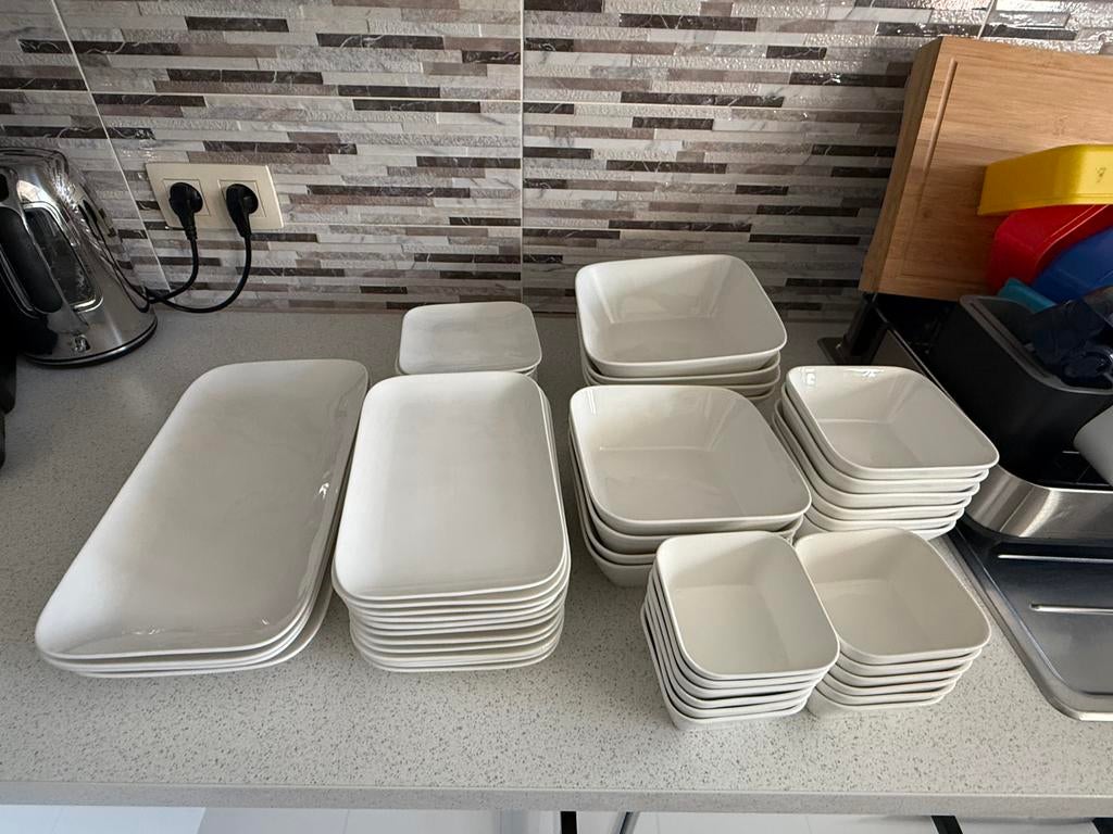 Vaisselle blanche action 54 pieces, Autos : Divers, Coffres de toit, Enlèvement, Comme neuf