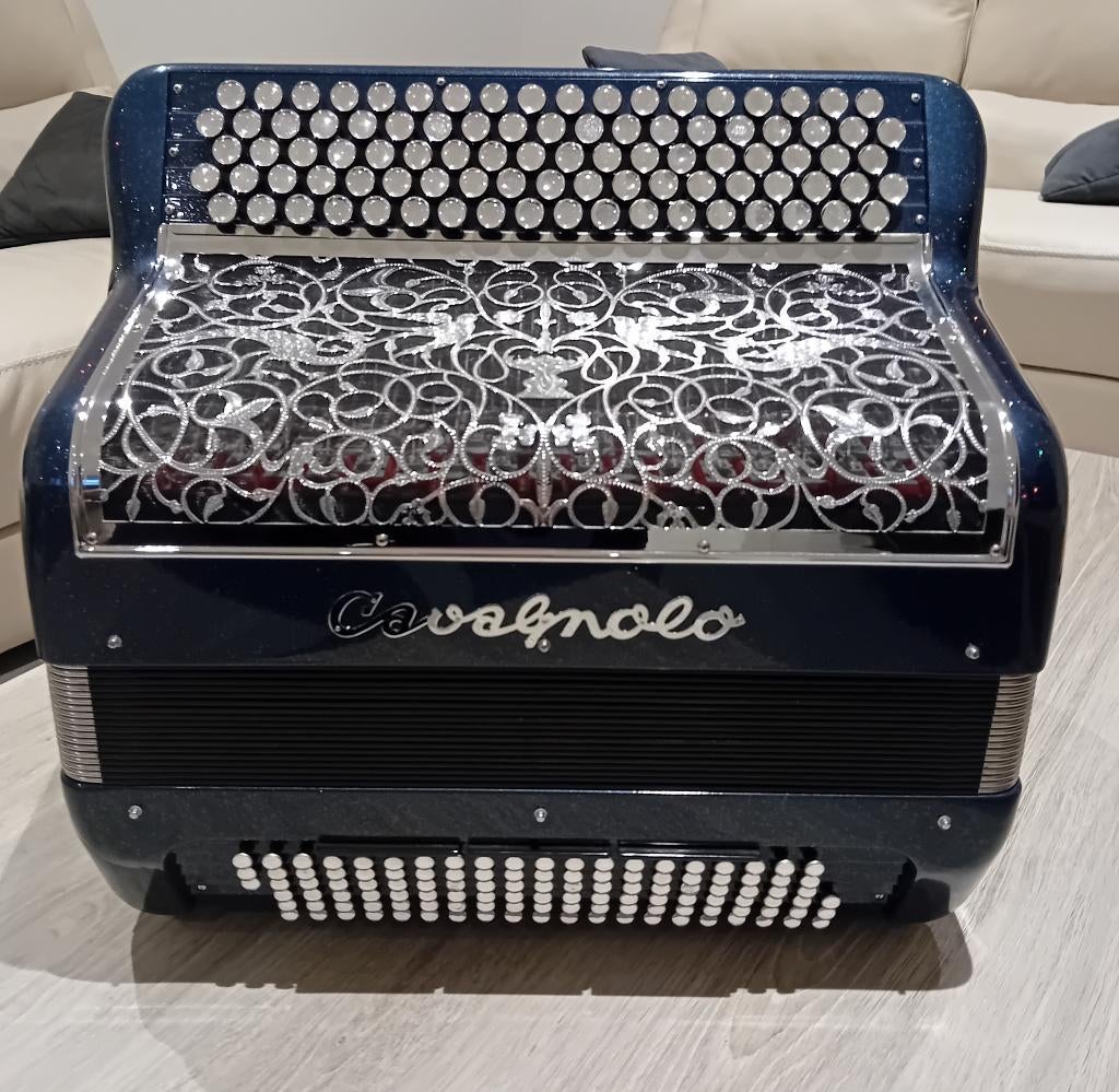 Cavagnolo V10 akoestische accordeon, Muziek en Instrumenten, Accordeons, Met koffer, Zo goed als nieuw, Knopaccordeon, 120-bas