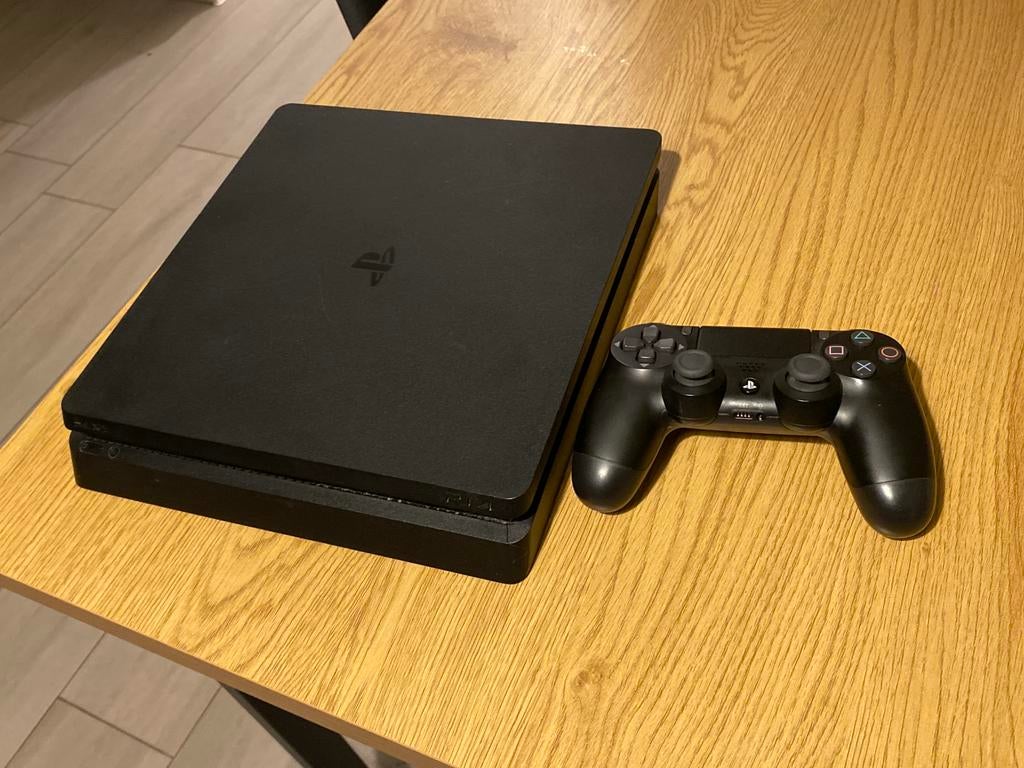 PS4 Slim 1TB – Perfect Werkend – Met Controller, Games en Spelcomputers, Ophalen, Zo goed als nieuw, 1 TB, Met 1 controller