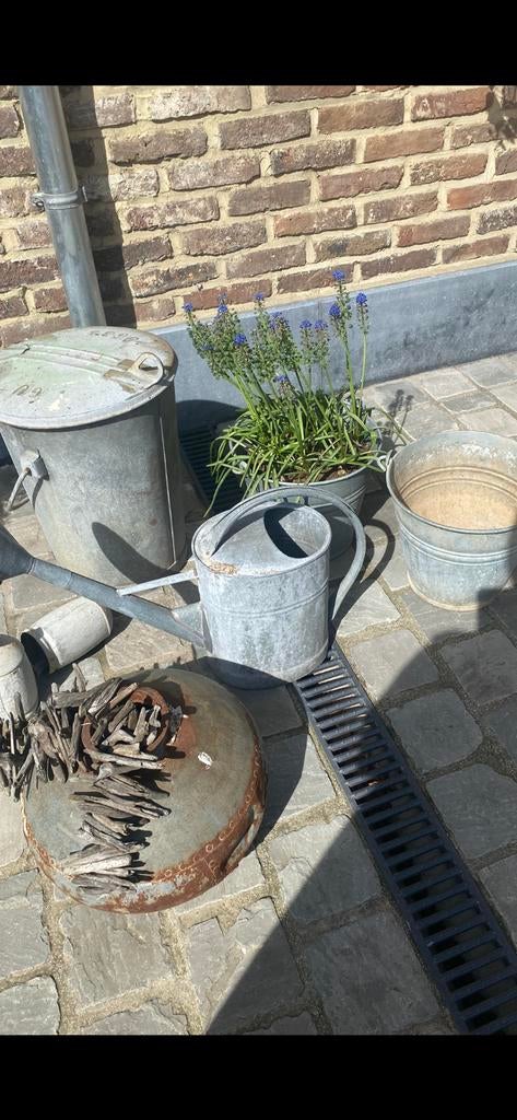 Zinken vuilbak, sproeier, 2 emmers en een pot en 2 bellen, Tuin en Terras, Ophalen, Gebruikt, IJzer