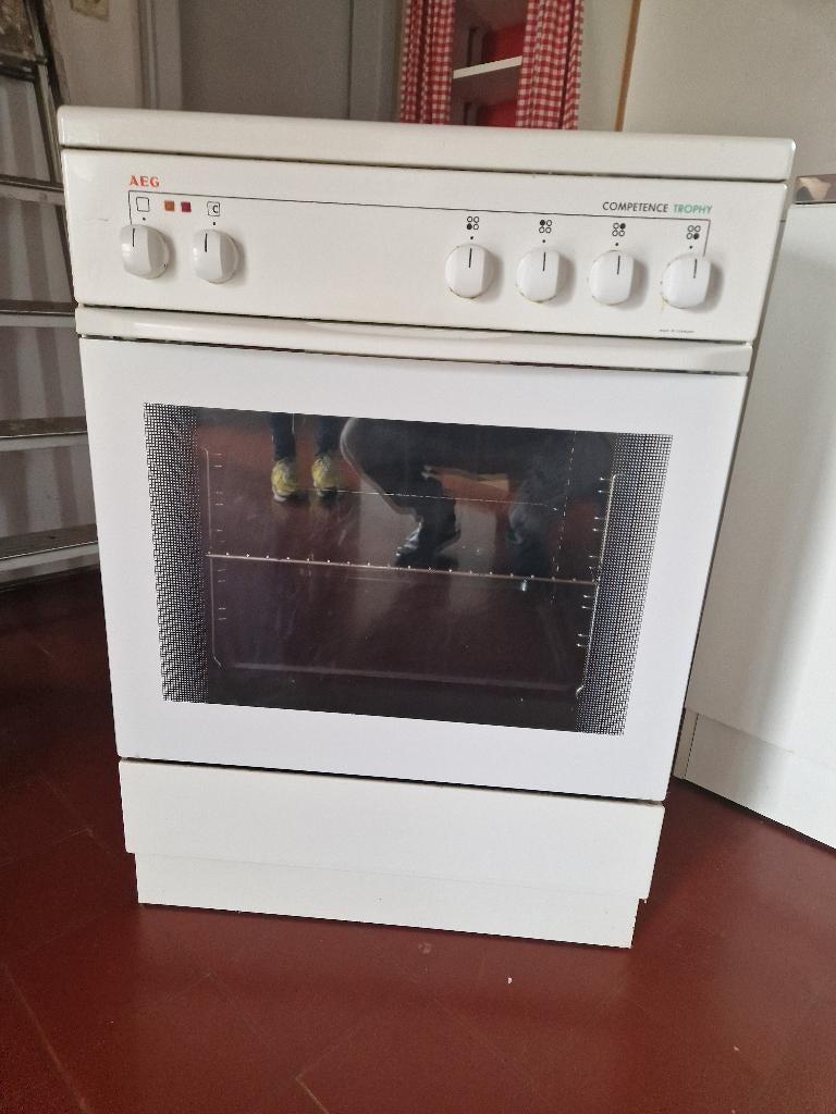 une cuisinière vitrocéramique, 85 à 90 cm, 4 zones de cuisson, Plaque chauffante, Céramique
