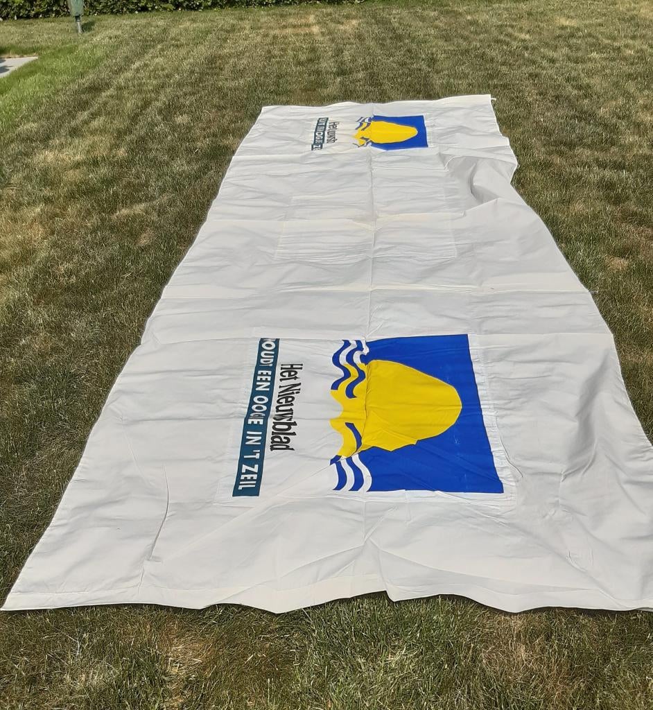 Groot nieuw windscherm met reclame van het Nieuwsblad, Tuin en Terras, Overige Tuin en Terras, Ophalen, Nieuw