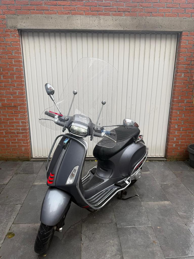 Vespa Sprint 50cc | Eerste eigenaar | Mat grijs, Fietsen en Brommers, Ophalen, Zo goed als nieuw, Benzine, 50 cc