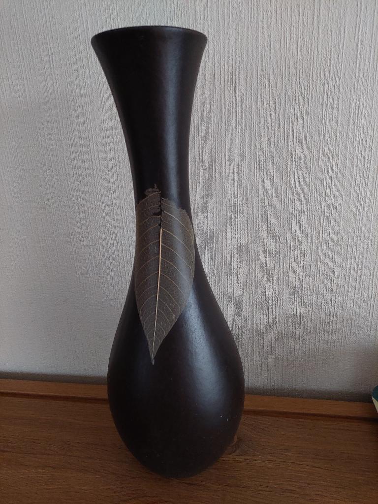 vase imperméable en bois dur foncé hauteur 38 cm, Moins de 50 cm, Enlèvement ou Envoi, Comme neuf, Autres matériaux